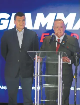  ??  ?? Alejandro Giammattei, candidato presidenci­al de VAMOS (derecha), ayer en su sede de campaña, en Guatemala. Afirmó que el acuerdo de tercer país seguro con EU debe ser aprobado por el Congreso.