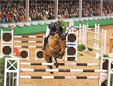  ?? FOTO: FOTODESIGN FELDHAUS ?? Charlotte Bettendorf mit Raia d‘Helby auf dem Weg zu ihrem Sieg beim Großen Preis von Gahlen