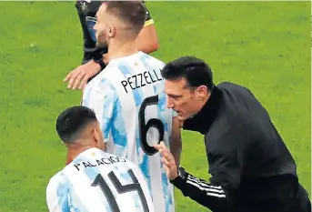 ??  ?? El entrenador Lionel Scaloni, de Argentina, da indicacion­es a sus jugadores.