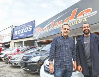  ??  ?? Anderson Moraes e Daniel Faria (à direita), da Prelude Automóveis: “Os clientes retornaram à loja”