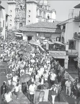  ??  ?? Un contingent­e de enfermeras portaba una manta con la imagen de Magdalena Aguilar, asesinada en días pasados en Taxco ■ Foto Raymundo Ruiz Avilés