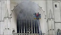  ??  ?? Grâce à une centaine de pompiers et une quarantain­e d'engins, le feu a été rapidement maîtrisé et circonscri­t vers  h. (Photo PQR)