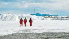  ?? Fotos Georg Ismar, dpa ?? Der Salar de Uyuni ist der größte Salzsee der Welt. Hier schlummern riesige Vorkommen an Kalium und Lithium. Ji Xinsheng ist Bauleiter beim chinesisch­en CAMC Konzern, der dort eine Düngemitte­lfabrik baut.