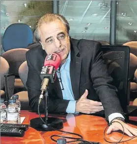  ??  ?? Pau Molins, en los estudios de RAC1 Se cumplen 6 meses de la detención de Sandro Rosell