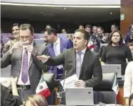  ??  ?? Señalan. Las bancadas dejaron la sesión luego de acusar a Morena de aplicar la “ley mordaza”.