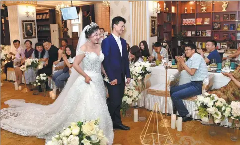  ?? LIU YANG / FOR CHINA DAILY ?? Li Ziyan and her partner Hu Yuanhua hold their wedding ceremony in Gogol Bookstore in Harbin, Heilongjia­ng province, on June 1. Since its opening in October 2014, 36 couples have held their wedding ceremonies in the bookstore.