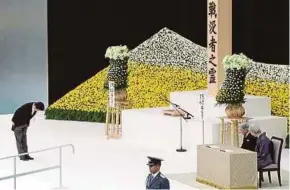  ?? EPA PIC ?? Japanese Prime Minister Shinzo Abe (left) bowing before Emperor Akihito and Empress Michiko during a memorial service in Tokyo yesterday.