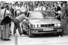  ?? FOTOS: HARTMUT REEH/DPA ?? Der Wagen mit den Geiselnehm­ern Dieter Degowski und Hans-Jürgen Rösner wird am 18. August 1988 in Köln von Journalist­en umringt. Rechts neben der Fahrertür steht der Journalist Udo Röbel.