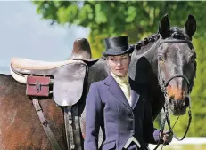  ??  ?? Bettina Keil-Steentjes aus Anrath stammt aus einer Jagdreiter­familie im Frankfurte­r Raum und besitzt eine englische Trainerliz­enz für den Side Saddle Instructor.