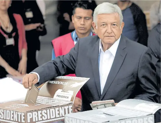  ?? REUTERS ?? Sufragio. Andrés Manuel López Obrador, ayer, en un colegio electoral de México DF al momento de emitir temprano su voto.