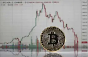  ?? (CHESNOT/GETTY IMAGES) ?? En février, le bitcoin est repassé sous les 6000 dollars, après avoir culminé à plus de 20 000 dollars en décembre.