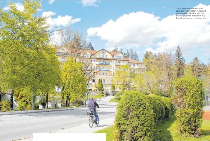  ?? FOTO: UWE JAUSS ?? Das Grand Hotel Sonnenbich­l in Garmisch-Partenkirc­hen soll zurzeit eine königliche Residenz sein. Dort hat sich angeblich Thailands König Rama X. einquartie­rt.