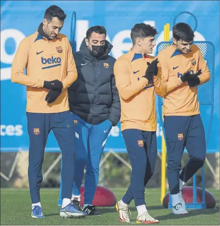  ?? FOTO: PERE PUNTÍ ?? Xavi, con Busquets, Gavi y Pedri, ayer. Puede ser el tridente elegido para formar el centro del campo esta noche