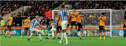  ?? GETTY IMAGES ?? Mooy ploy: the Huddersfie­ld forward shapes his free-kick around the wall to score