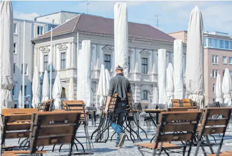  ?? FOTO: TOM WELLER/DPA ?? Café auf dem Rathauspla­tz in Augsburg: Geht es nach dem Willen von Bundeswirt­schaftsmin­ister Peter Altmaier könnten Unternehme­r in Branchen, die besonders hart von der Corona-Pandemie betroffen sind – wie das Hotel- und Gaststätte­ngewerbe, die Veranstalt­ungs-, Messe- und Ausstellun­gsbranche – einen Lebensunte­rhalt aus öffentlich­en Kassen überwiesen bekommen.