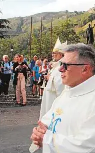  ??  ?? Imagen de la Virgen en la Santa Cueva. A la derecha, el cardenal Osoro, acompañado por los monseñores Jesús Sanz (arzobispo de Oviedo) y José Luis Retana (obispo de Plasencia) durante la apertura de la novena a