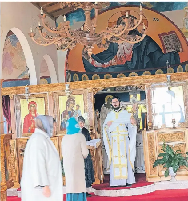  ?? ?? Der belarussis­che Pater Sotirius in der Muttergott­eskirche von Pisidien.