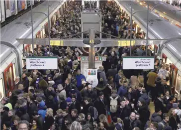  ??  ?? A general view of a busy westbound platform during an evening of signal failures at Earls Court tube station in London, Britain. — Reuters