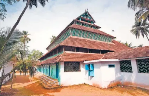  ?? ALAMY STOCK PHOTO ?? The Mishkal mosque in Calicut (now Kozhikode), founded by a Yemeni merchant. The Mappila architectu­re absorbed Kerala’s indigenous style, so that the oldest mosques don’t feature domes or minarets, bearing instead the gables and tiled roof that crown...