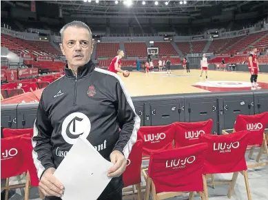  ?? JOSÉ MIGUEL MARCO ?? El entrenador del Casademont Zaragoza, Porfirio Fisac, en el pabellón Príncipe Felipe.