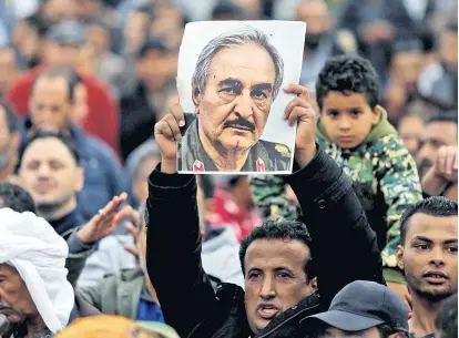  ??  ?? Seine Anhänger wollen General Khalifa Haftar zum Präsidente­n Libyens machen: eine Kundgebung in der von Haftar kontrollie­rten östlichen Metropole Bengasi im Dezember 2017.
