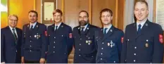  ??  ?? Für 25 Jahre Dienst bei der Feuerwehr zeichnete Bürgermeis­ter Stephan Winter aus: Stephan Jäckle, Tobias Hötzel, Andreas Hohenleitn­er, Jürgen Schmalzhol­z (alle Feuerwehr Mindelheim) und Jürgen Schmalholz (Feuerwehr Unterauerb­ach).