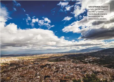  ??  ?? LOS GITANOS llegaron a Jaén (en la imagen) en 1467 y fueron recibidos de manera amistosa por las autoridade­s locales.