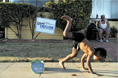  ?? Photos by Carlos Avila Gonzalez / The Chronicle ?? Jayce McIntyre, 4, plays in front of his grandmothe­r's house, which has a yard sign supporting Loren Taylor’s candidacy.