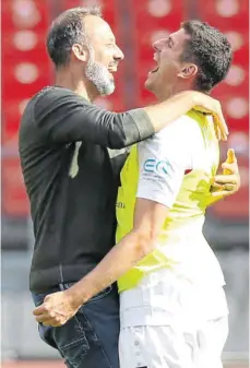  ?? FOTO: DANIEL MARR/IMAGO IMAGES ?? Zwei, die sich verstehen: VfB-Trainer Pellegrino Matarazzo und Ex-Nationalst­ürmer Mario Gomez, zuletzt nur Reservist.