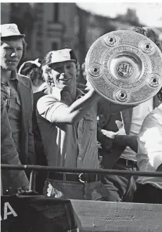  ?? FOTO: HORSTMÜLLE­R ?? 1977 holte Gladbach den letzten Deutschen Meistertit­el. Berti Vogts präsentier­t den Borussen-Fans die Schale.