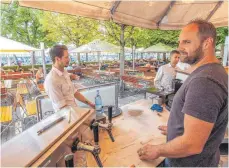  ?? FOTO: RALF SCHÄFER ?? Thomas Vogt (rechts) betreibt den Lammgarten mindestens bis Ende 2019. So wie es aussieht, bleibt der Biergarten erhalten. Wo genau und wie – das wird noch entschiede­n.