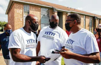  ?? Photos by Godofredo A. Vásquez / Staff photograph­er ?? Houston ISD staff and community volunteers step out to knock on doors to encourage students to return to school during the annual Students Within Reach Walk on Saturday. Superinten­dent Millard House II, back left, joined in making visits.