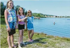  ?? Foto: Steffi Brand ?? Zu dritt machen sie sich auf, um Spenden für eine neue Schwimmins­el zu sammeln: (von links) Dana Harms, Verena Hladky und Mira Harms wünschen sich eine „unka puttbare Schwimmins­el“in der Mitte des Kühlenthal­er Weihers.