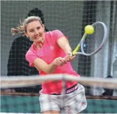  ?? FOTOS (2): FRANK RIEDINGER ?? Siegten beim Wohnbau-Cup 2022 im Rahmen des WTB Circuit des TC Rot-Weiß Tuttlingen: Chris Rodesch und Steffi Bachofer.