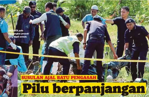  ??  ?? ANGGOTA polis mengangkat jenazah yang digali semula.