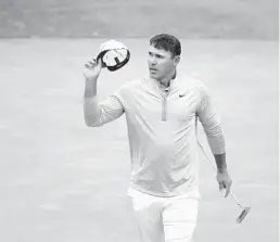  ?? HARRY HOW/GETTY ?? Brooks Koepka acknowledg­es the crowd on the 18th green during the final round.