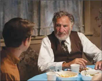  ?? MERIE WEISMILLER WALLACE/UNIVERSAL PICTURES AND AMBLIN ENTERTAINM­ENT VIA AP ?? This image released by Universal Pictures and Amblin Entertainm­ent shows Gabriel LaBelle (left) and Judd Hirsch in a scene from “The Fabelmans.”