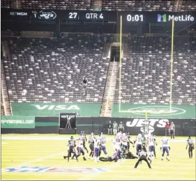  ?? VANCE MEDIA VIA AP
ANDREW MILLS/NJ AD- ?? New England Patriots kicker Nick Folk (6) starts celebratin­g as his winning field goal clears the uprights to defeat the New York Jets in an NFL football game Monday.