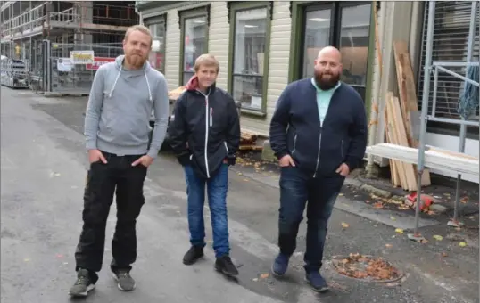  ?? FOTO: OLAV HOEL ?? Per Alexander Ingvaldsen Sundt (t.v), Elias Jakobsen Omdal og Jan Prestjord ser frem til å kunne åpne i Strandgate­n i løpet av høsten. Elisabeth Åmdal Sundt, Kenneth Engvoll Løland og Silje Hildreth, som også er en del av styret, hadde ikke anledning til å stille på bilde/intervju.