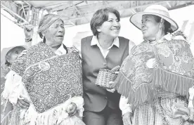  ??  ?? Delfina Gómez Álvarez, candidata de Morena al gobierno del estado de México, encabezó ayer un mitin en un paraje del Barrio de San Juan Bautista, municipio de Huixquiluc­an. Al acto acudieron mujeres mazahuas ■ Foto Silvia Chávez