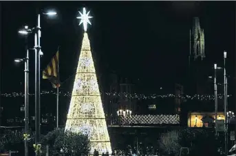  ??  ?? Madrid. La capital d’Espanya llueix aquest any una il·luminació patriòtica amb una bandera gegant que recorre de punta a punta la Castellana