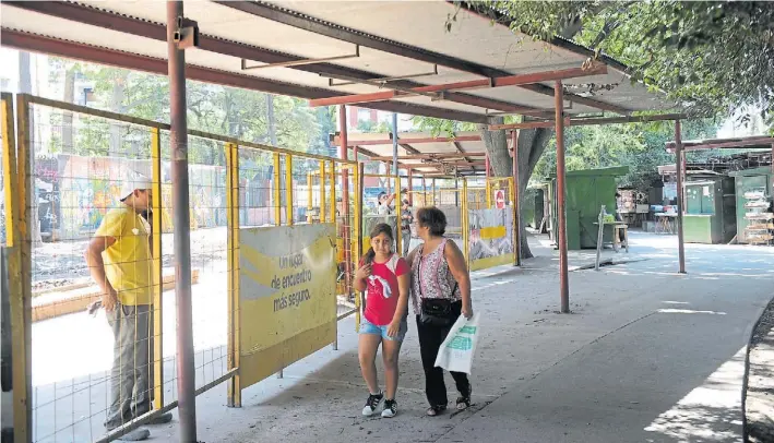  ?? FOTOS: LUCÍA MERLE ?? En el lugar. La zona de obras, ayer a la tarde. Para algunos, arruinarán parte del emblemátic­o Parque y complicará­n a una escuela. Para otros, podrían aliviar el tránsito.