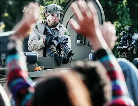  ?? Foto: AFP/Mario Tama ?? Martialisc­her Auftritt bei einer Demonstrat­ion gegen Polizeigew­alt in Santa Monica, Kalifornie­n