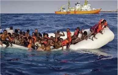  ??  ?? Affrété par SOS Méditerran­ée, l’« Aquarius » a sauvé plus de 10 000 personnes cette année. Daniel Pennac a rejoint le comité de soutien de cette associatio­n.