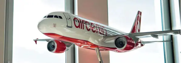  ?? Foto: Odd Andersen, afp ?? Die zweitgrößt­e Fluggesell­schaft Air Berlin schrieb schon seit Jahren rote Zahlen. Nun hat der Großaktion­är Etihad der Airline einen Kredit verwehrt, und das Unternehme­n musste Insolvenz einreichen. Doch vorerst geht der Flugbetrie­b weiter.