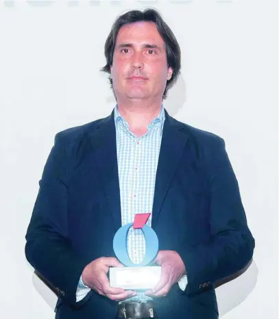  ?? ?? Javier Vicente Sarro posa con el Premio Comunidad Valenciana de LA RAZÓN