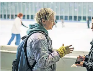  ?? FOTO: HENDRIK HEIDEN/DPA ?? Bessie Eyckhoff (rechts, Verena Altenberge­r) befragt in der Eishalle Stefanie Reither (Zoë Valks) und zeigt ihr das Foto von Laura, deren Leiche gefunden wurde.