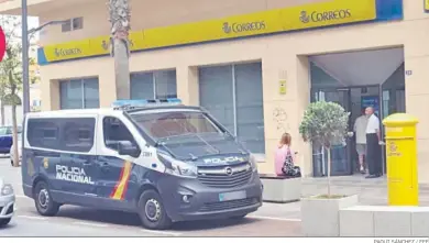  ?? PAQUI SÁNCHEZ / EFE ?? Un furgón policial en una oficina de Correos en Melilla.