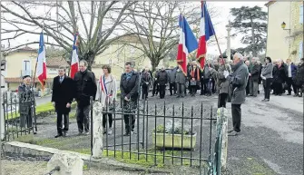  ??  ?? recueillem­ent au monument aux morts