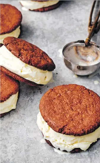  ?? PHOTOS: ED ANDERSON ?? For a classic flavour combinatio­n, The Perfect Scoop author David Lebovitz recommends sandwichin­g his fresh mint ice cream with chocolate cookies or swirling with fudge ripple.